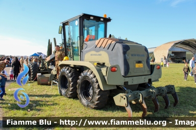 New Holland RG170.B
Aeronautica Militare Italiana
2° Reparto Genio Aeronautico Militare
Aeroporto di Verona-Villafranca - 3° Stormo
AM BN 472 Macc. Opp

100° Anniversario fondazione AM
Parole chiave: New-Holland RG170.B AMBN472 100°Anniversario