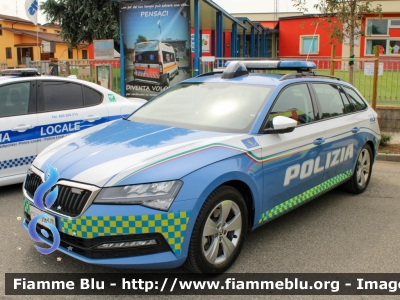 Skoda Superb Wagon III serie restyle
Polizia di Stato
Polizia Stradale
Decorazione Grafica Artlantis
POLIZIA M6370
Parole chiave: Skoda Superb_Wagon_IIIserie_restyle POLIZIAM6370