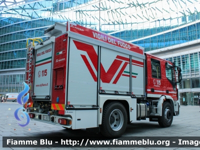 Iveco EuroCargo 120E25 IV serie
Vigili del Fuoco
Comando Provinciale di Milano
AutoPompaSerbatoio allestimento Magirus
VF 32217

Fotografato in occasione della fratellanza della strada
Parole chiave: Iveco EuroCargo_120E25_IVserie VF32217