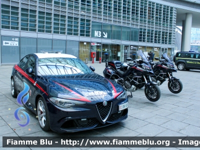 Alfa Romeo Nuova Giulia Quadrifoglio
Carabinieri
Nucleo Operativo e Radiomobile
CC DK 555
Parole chiave: Alfa-Romeo Nuova_Giulia_Quadrifoglio CCDK555