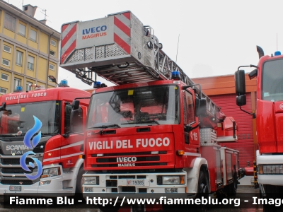 Iveco EuroFire 150E27 I serie
Vigili del Fuoco
Comando Provinciale di Como
Autoscala da 37 metri allestimento Iveco-Magirus ricondizionata Fortini
VF 19385

Fotografato in occasione di Santa Barbara 2022
Parole chiave: Iveco EuroFire_150E27_Iserie VF19385 Santa_Barbara_2022