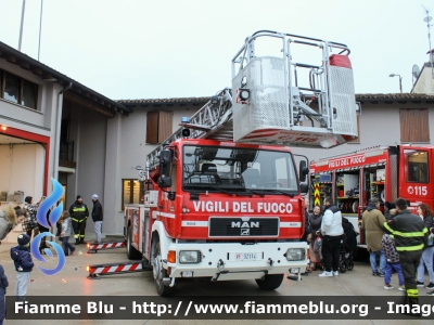 Man L2000 14.264
Vigili del Fuoco
Comando Provinciale di Brescia
Distaccamento Volontario di Verolanuova (BS)
Allestimento Magirus
Ricondizionato Fortini
VF32114

Fotografato in occasione di Santa Barbara 2022
Parole chiave: Man L2000_14.264 VF32114 