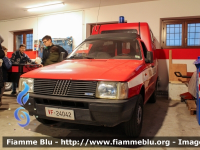 Fiat Fiorino II serie
Vigili del Fuoco
Comando Provinciale di Brescia
Distaccamento Volontario di Verolanuova (BS)
VF 24042

Fotografato in occasione di Santa Barbara 2022
Parole chiave: Fiat Fiorino_IIserie VF24042 Santa_Barbara_2022