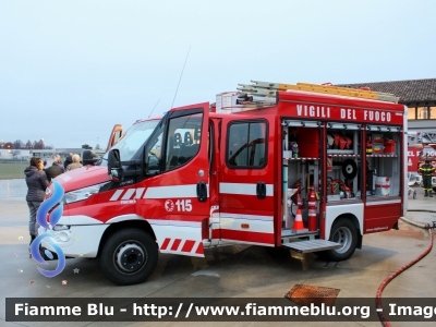 Iveco Daily VI serie
Vigili del Fuoco
Comando Provinciale di Brescia
Distaccamento Volontario di Verolanuova (BS)
Autopompaserbatoio Allestimento Fortini
VF 30544

Fotografato in occasione di Santa Barbara 2022
Parole chiave: Iveco Daily_VIserie VF30544 santa_barbara_2022