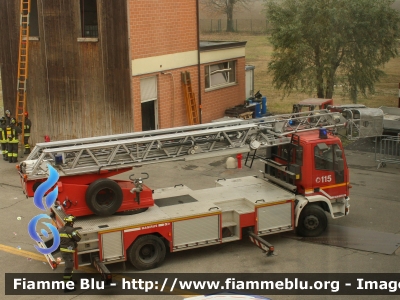 Iveco EuroFire 150E27 I serie
Vigili del Fuoco
Comando Provinciale di Ferrara
AutoScala da 32 metri
Allestimento Iveco-Magirus
Ricondizionata Carrozzeria Fortini nel 2010
VF 20076
In sostituzione a Piacenza

Fotografato in occasione di Santa Barbara 2022
Parole chiave: Iveco EuroFire_150E27_Iserie VF20076 Santa_Barbara_2022