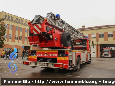 Iveco EuroFire 150E27 I serie
Vigili del Fuoco
Comando Provinciale di Ferrara
AutoScala da 32 metri
Allestimento Iveco-Magirus
Ricondizionata Carrozzeria Fortini nel 2010
VF 20076
In sostituzione a Piacenza

Fotografato in occasione di Santa Barbara 2022
Parole chiave: Iveco EuroFire_150E27_Iserie VF20076 Santa_Barbara_2022