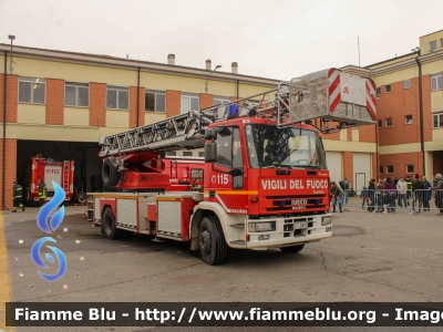 Iveco EuroFire 150E27 I serie
Vigili del Fuoco
Comando Provinciale di Ferrara
AutoScala da 32 metri
Allestimento Iveco-Magirus
Ricondizionata Carrozzeria Fortini nel 2010
VF 20076
In sostituzione a Piacenza

Fotografato in occasione di Santa Barbara 2022
Parole chiave: Iveco EuroFire_150E27_Iserie VF20076 Santa_Barbara_2022