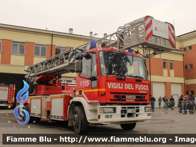 Iveco EuroFire 150E27 I serie
Vigili del Fuoco
Comando Provinciale di Ferrara
AutoScala da 32 metri
Allestimento Iveco-Magirus
Ricondizionata Carrozzeria Fortini nel 2010
VF 20076
In sostituzione a Piacenza

Fotografato in occasione di Santa Barbara 2022
Parole chiave: Iveco EuroFire_150E27_Iserie VF20076 Santa_Barbara_2022