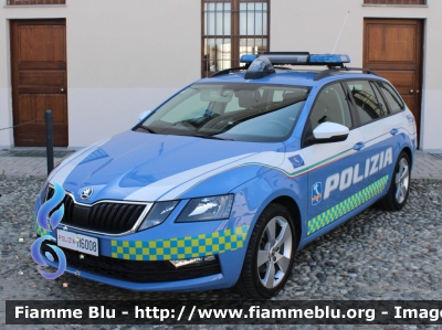 Skoda Octavia Wagon V serie
Polizia di Stato
Polizia Autostradale in servizio sulla rete Autostrade per l'Italia
Allestimento Focaccia
Decorazione Grafica Artlantis
Con nuova decorazione
POLIZIA M6008

Fotografata in occasione del 170° della Polizia di Stato della Questura di Lodi
Parole chiave: Skoda Octavia_Wagon_Vserie POLIZIAM6008 170esimoPS