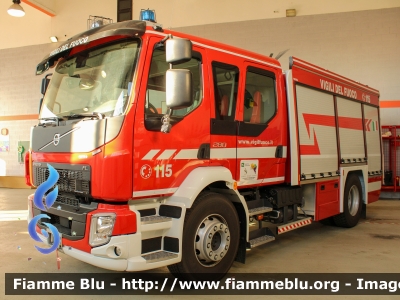 Volvo FL 280 IV serie crewcab
Vigili del Fuoco
Comndo Provinciale di Pavia
Distaccamento Volontario di Mede (PV)
AutoPompaSerbatoio allestimento Fortini

Fotografato in occasione di Santa Barbara 2022
Parole chiave: Volvo FL_280_IVserie_crewcab Santa_Barbara_2022