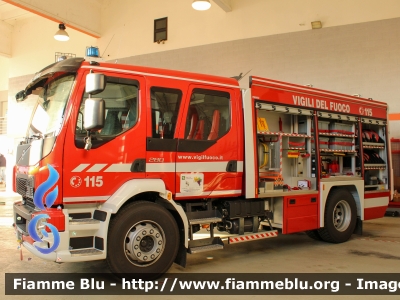 Volvo FL 280 IV serie crewcab
Vigili del Fuoco
Comndo Provinciale di Pavia
Distaccamento Volontario di Mede (PV)
AutoPompaSerbatoio allestimento Fortini

Fotografato in occasione di Santa Barbara 2022
Parole chiave: Volvo FL_280_IVserie_crewcab Santa_Barbara_2022