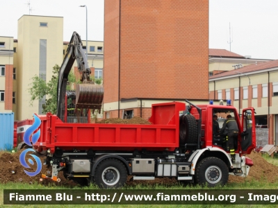 Iveco EuroCargo 150E30 4x4 III serie
Vigili del Fuoco
Comando Provinciale di Piacenza
Autocarro Scarrabile Allestimento Magirus-Molinari
VF 28223
Parole chiave: Iveco EuroCargo_150E30_4x4_IIIserie VF28223