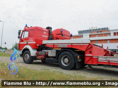 Mercedes-Benz 1838
Vigili del Fuoco
Comando Provinciale di Ferrara
VF 25518
Parole chiave: Mercedes-Benz 1838 VF25518