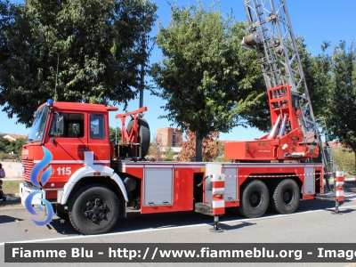 Iveco 330-35
Vigili del Fuoco
Comando Provinciale di Milano
AutoScala da 50 metri allestimento Magirus-Macchi ricondizionata Fortini
VF 14782 
Parole chiave: Iveco 330-35 VF14782 