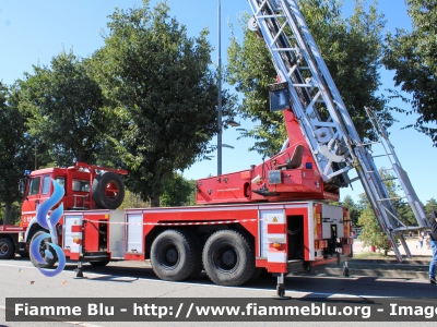 Iveco 330-35
Vigili del Fuoco
Comando Provinciale di Milano
AutoScala da 50 metri allestimento Magirus-Macchi ricondizionata Fortini
VF 14782 
Parole chiave: Iveco 330-35 VF14782 