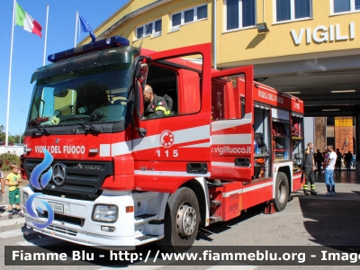 Mercedes-Benz Actros 1841 II serie
Vigili del Fuoco
Comando Provinciale di Milano
Distaccamento Permanente di Rho (MI)
AutoPompaSerbatoio allestimento Bai
VF 24462
Parole chiave: Mercedes-Benz Actros_1841_IIserie VF24462