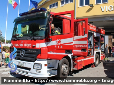 Mercedes-Benz Actros 1841 II serie
Vigili del Fuoco
Comando Provinciale di Milano
Distaccamento Permanente di Rho (MI)
AutoPompaSerbatoio allestimento Bai
VF 24462
Parole chiave: Mercedes-Benz Actros_1841_IIserie VF24462