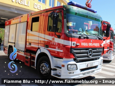 Mercedes-Benz Actros 1841 II serie
Vigili del Fuoco
Comando Provinciale di Milano
Distaccamento Permanente di Rho (MI)
AutoPompaSerbatoio allestimento Bai
VF 24462
Parole chiave: Mercedes-Benz Actros_1841_IIserie VF24462