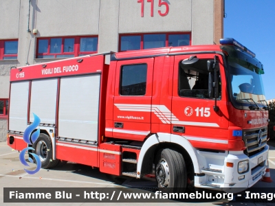 Mercedes-Benz Actros 1841 II serie
Vigili del Fuoco
Comando Provinciale di Milano
Distaccamento Volontario di Pieve Emanuele (MI)
AutoPompaSerbatoio allestimento Bai
VF 24494
Parole chiave: Mercedes-Benz Actros_1841_IIserie VF24494