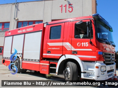 Mercedes-Benz Actros 1841 II serie
Vigili del Fuoco
Comando Provinciale di Milano
Distaccamento Volontario di Pieve Emanuele (MI)
AutoPompaSerbatoio allestimento Bai
VF 24494
Parole chiave: Mercedes-Benz Actros_1841_IIserie VF24494