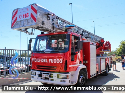 Iveco EuroFire 150e27 I serie
Vigili del Fuoco
Comando Provinciale di Milano
Distaccamento Volontario di Pieve Emanuele (MI)
AutoScala da 24 metri 
Allestimento Magirus 
Ricondizionata Fortini
Appartenuta ad un Corpo Tedesco.
Esemplare con mascherina Iveco Eurocargo II serie
VF 30976
Parole chiave: Iveco EuroFire_150e27_Iserie VF30976