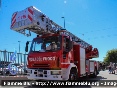 Iveco EuroFire 150e27 I serie
Vigili del Fuoco
Comando Provinciale di Milano
Distaccamento Volontario di Pieve Emanuele (MI)
AutoScala da 24 metri 
Allestimento Magirus 
Ricondizionata Fortini
Appartenuta ad un Corpo Tedesco.
Esemplare con mascherina Iveco Eurocargo II serie
VF 30976
Parole chiave: Iveco EuroFire_150e27_Iserie VF30976