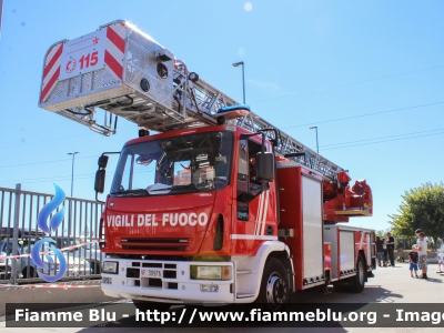 Iveco EuroFire 150e27 I serie
Vigili del Fuoco
Comando Provinciale di Milano
Distaccamento Volontario di Pieve Emanuele (MI)
AutoScala da 24 metri 
Allestimento Magirus 
Ricondizionata Fortini
Appartenuta ad un Corpo Tedesco.
Esemplare con mascherina Iveco Eurocargo II serie
VF 30976
Parole chiave: Iveco EuroFire_150e27_Iserie VF30976