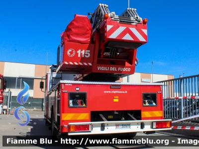 Iveco EuroFire 150e27 I serie
Vigili del Fuoco
Comando Provinciale di Milano
Distaccamento Volontario di Pieve Emanuele (MI)
AutoScala da 24 metri 
Allestimento Magirus 
Ricondizionata Fortini
Appartenuta ad un Corpo Tedesco.
Esemplare con mascherina Iveco Eurocargo II serie
VF 30976
Parole chiave: Iveco EuroFire_150e27_Iserie VF30976