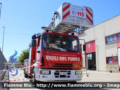 Iveco EuroFire 150e27 I serie
Vigili del Fuoco
Comando Provinciale di Milano
Distaccamento Volontario di Pieve Emanuele (MI)
AutoScala da 24 metri 
Allestimento Magirus
Ricondizionata Fortini
Appartenuta ad un Corpo Tedesco.
Esemplare con mascherina Iveco Eurocargo II serie
VF 30976
Parole chiave: Iveco EuroFire_150e27_Iserie VF30976