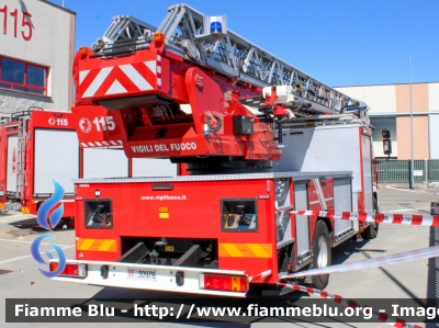 Iveco EuroFire 150e27 I serie
Vigili del Fuoco
Comando Provinciale di Milano
Distaccamento Volontario di Pieve Emanuele (MI)
AutoScala da 24 metri 
Allestimento Magirus
Ricondizionata Fortini
Appartenuta ad un Corpo Tedesco.
Esemplare con mascherina Iveco Eurocargo II serie
VF 30976
Parole chiave: Iveco EuroFire_150e27_Iserie VF30976