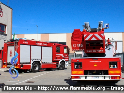 Iveco EuroFire 150e27 I serie
Vigili del Fuoco
Comando Provinciale di Milano
Distaccamento Volontario di Pieve Emanuele (MI)
AutoScala da 24 metri 
Allestimento Magirus
Ricondizionata Fortini
Appartenuta ad un Corpo Tedesco.
Esemplare con mascherina Iveco Eurocargo II serie
VF 30976
Parole chiave: Iveco EuroFire_150e27_Iserie VF30976