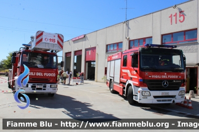 Iveco EuroFire 150e27 I serie
Vigili del Fuoco
Comando Provinciale di Milano
Distaccamento Volontario di Pieve Emanuele (MI)
AutoScala da 24 metri 
Allestimento Magirus-Macchi 
Ricondizionata Fortini
Appartenuta ad un Corpo Tedesco.
Esemplare con cabina Iveco Eurocargo II serie
VF 30976
Parole chiave: Iveco EuroFire_150e27_Iserie VF30976