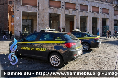 Alfa-Romeo Nuova Giulietta restyle
Guardia di Finanza
Allestita NCT Nuova Carrozzeria Torinese
Decorazione Grafica Artlantis
GdiF 860 BK

Fotografata insieme a AR 159 GdiF 120 BH
Parole chiave: Alfa-Romeo Nuova_Giulietta_restyle GdiF860BK Alfa-Romeo 159 GdiF 120 BH