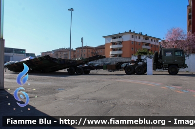 Ponte "PGM"
Esercito Italiano
2° Reg. Genio Pontieri - Piacenza
Unità motorizzata componibile per attraversamento corsi d'acqua come installazione unica o come battello da spola

Esposto alla Fiera della Logistica Verona
Parole chiave: Ponte "PGM"