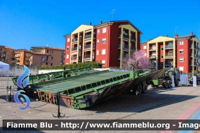 Ponte "PGM"
Esercito Italiano
2° Reg. Genio Pontieri - Piacenza
Unità motorizzata componibile per attraversamento corsi d'acqua come installazione unica o come battello da spola

Esposto alla Fiera della Logistica Verona
Parole chiave: Ponte "PGM"