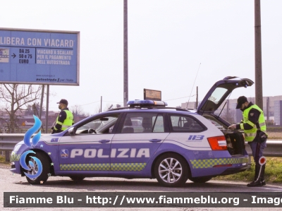 Skoda Octavia Wagon V serie
Polizia di Stato
Polizia Autostradale in servizio sulla rete Autostrade per l'Italia
Allestimento Focaccia
Decorazione Grafica Artlantis
Con nuova decorazione
POLIZIA M3790
Parole chiave: Skoda Octavia_Wagon_Vserie POLIZIAM3790