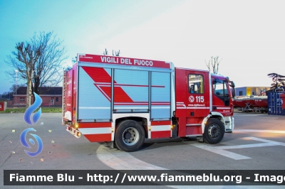 Iveco EuroCargo MaxiCity 180E30 IV serie
Vigili del Fuoco
Comando Provinciale di Cremona
AutoPompaSerbatoio allestimento Magirus
VF 30721
Parole chiave: Iveco EuroCargo_MaxiCity_180E30_IVserie VF30721