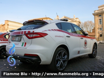 Maserati Levante
Croce Rossa Italiana
Comitato Locale di Modena
CRI 975 AG

Esposta in piazza a San Pietro per il 30ennale del 118
Parole chiave: Maserati Levante 30ennale118