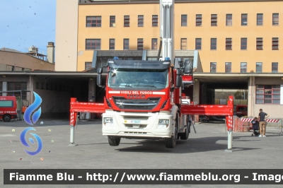 Iveco Stralis AT350E6 II serie
Vigili del Fuoco
Comando Provinciale di Milano
Allestimento Rosenfire-Cela
VF 32417

Esposta alle giornate FAI d'autunno 2023
Parole chiave: Iveco Stralis AT350E6 II serie