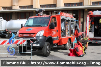 Iveco Daily 4x4 IV serie
Vigili del Fuoco
Comando Provinciale di Milano
Nucleo Sommozzatori
VF 25734

Esposto alle giornate FAI d'Autunno 2023 
Parole chiave: Iveco Daily_4x4_IVserie VF25734