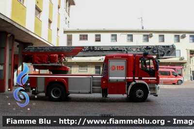 Iveco EuroCargo 180E32 IV serie
Vigili del Fuoco
Comando Provinciale di Milano
AutoScala M32L da 32 metri allestimento Magirus
VF 29751
Parole chiave: Iveco EuroCargo_180E32_IVserie VF29751