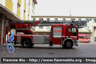 Iveco EuroCargo 180E32 IV serie
Vigili del Fuoco
Comando Provinciale di Milano
AutoScala M32L da 32 metri allestimento Magirus
VF 29751
Parole chiave: Iveco EuroCargo_180E32_IVserie VF29751