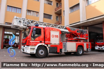 Iveco EuroCargo 180E32 IV serie
Vigili del Fuoco
Comando Provinciale di Milano
AutoScala M32L da 32 metri allestimento Magirus
VF 29751
Parole chiave: Iveco EuroCargo_180E32_IVserie VF29751