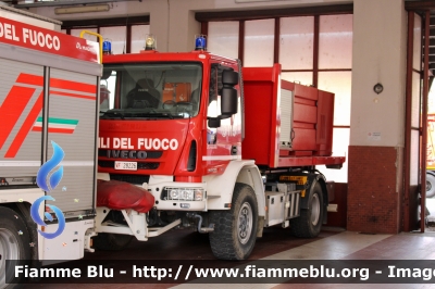 Iveco EuroCargo 150E30 4x4 III serie
Vigili del Fuoco
Comando Provinciale di Milano
Autocarro Scarrabile Allestimento Magirus-Molinari
VF 28226
Parole chiave: Iveco EuroCargo_150E30_4x4_IIIserie VF28226