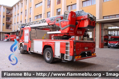 Iveco EuroCargo 180E32 IV serie
Vigili del Fuoco
Comando Provinciale di Milano
AutoScala M32L da 32 metri allestimento Magirus
VF 29751
Parole chiave: Iveco EuroCargo_180E32_IVserie VF29751