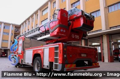 Iveco EuroCargo 180E32 IV serie
Vigili del Fuoco
Comando Provinciale di Milano
AutoScala M32L da 32 metri allestimento Magirus
VF 29751
Parole chiave: Iveco EuroCargo_180E32_IVserie VF29751