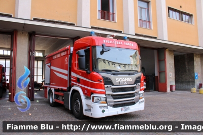 Scania P370 III serie
Vigili del Fuoco
Comando Provinciale di Milano
AutoBottePompa allestimento Bai
VF 32692

Esposta alle Giornate FAI d'Autunno 2023
Parole chiave: Scania P370_IIIserie VF32692