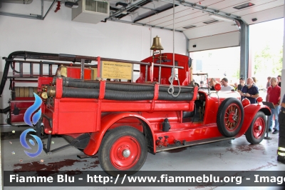 Mercedes-Benz 24/100/140
Vigili del Fuoco
Comando Provinciale di Monza
Gruppo Storico Santa Barbara - Carate Brianza
Autopompa

Esposta alle giornate FAI d'autunno 2023
Parole chiave: Mercedes-Benz 24/100/140