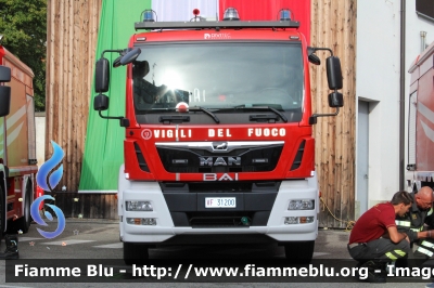 Man TGM 15.250 III serie
Vigili del Fuoco
Comando Provinciale di Monza
AutoPompaSerbatoio allestimento BAI
VF 31200

Esposta in occasione delle giornate FAI d'Autunno 2023
Parole chiave: Man TGM_15.250_IIIserie VF31200