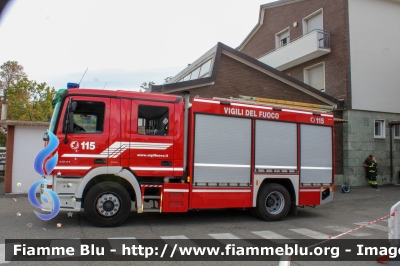 Mercedes-Benz Actros 1841 II serie
Vigili del Fuoco
Comando Provinciale di Monza
AutoPompaSerbatoio allestimento BAI
VF 23567
Parole chiave: Mercedes-Benz Actros_1841_IIserie VF23567